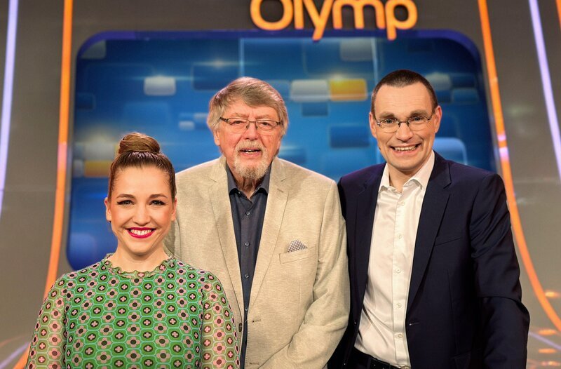 Quizduell-Olymp: Marie-Louise Finck (l.), Prof. Eckhard Freise (M.) und Thorsten Zirkel (r.) – Bild: ARD/ITV Studios Quizduell-Olymp: Marie-Louise Finck (l.), Prof. Eckhard Freise (M.) und Thorsten Zirkel (r.) – Bild: ARD/ITV Studios