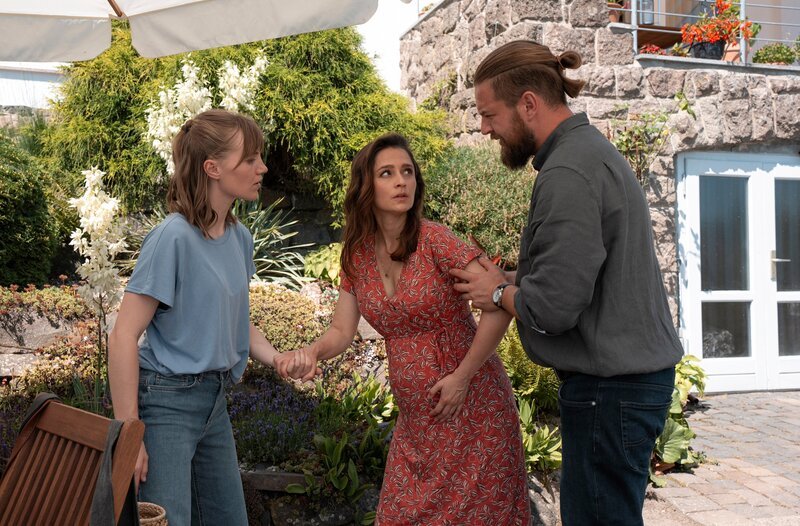 Lisa Schroth (Louise Sophie Arnold, li.) und Jakob Heilmann (Karsten Kühn, re.) bereiten eine Hochzeitstags-Überraschung für Roland und Kathrin vor. Jakobs Freundin Samira Steffens (Sarah Alles, mi.) will helfen, doch plötzlich platzt ihre Fruchtblase. – Bild: MDR/​Saxonia Media/​Uwe Frauendorf