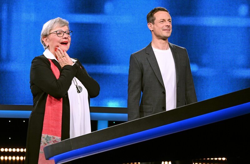Moderator Alexander Bommes (r.) mit der Kandidatin Irène Hirt (l.). – Bild: ARD/​Uwe Ernst
