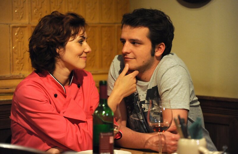 Flori und Fanny trinken nach dem Apfelstrudel noch ein Glas. Von links: Fanny Lechner (Katrin Ritt) und Florian Brunner (Tommy Schwimmer). – Bild: BR/​Marco Orlando Pichler