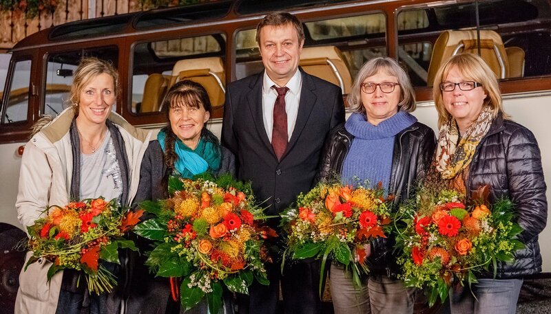v.li. Brigitte Müller, Gewinnerin Ingrid Jauernik, Andreas Schengl, Beate Lang und Alexandra Damm. – Bild: SWR/​megaherz/​Andreas Maluche