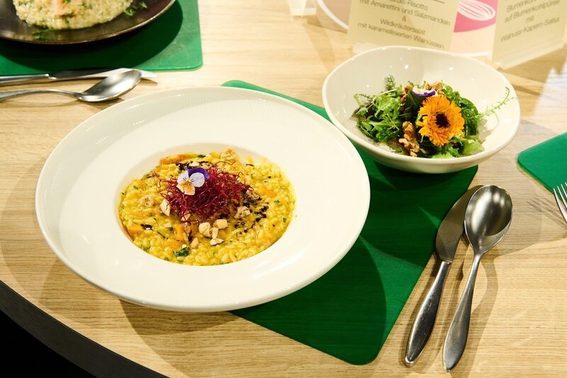 Leibgericht: Kürbis-Risotto mit Amarettini und Salzmandeln und Wildkräutersalat mit karamellisierten Walnüssen von Lena Abicht – Bild: ZDF und Gunnar Nicolaus