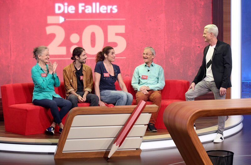 In jeder Sendung tritt ein Team von vier Prominenten gegen acht Kandidaten aus dem Südwesten an – vier Kinder und vier Erwachsene. Und wieder dreht sich alles um die Frage: Wer malt und rät am besten? v.li.: Ursula Cantieni, Alessio Hirschkorn, Anne von Linstow, Peter Schell und Guido Cantz. – Bild: SWR/​Bavaria/​Frank Hempel