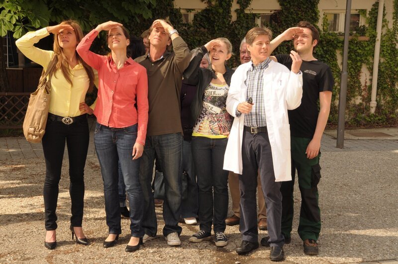 Die Lasinger stehen staunend vor Ninas „gepimptem Maibaum“. Von links: Trixi Preissinger (Doreen Dietel), Annalena Brunner (Heidrun Gärtner), Sebastian Wildner (Herbert Ulrich), Yvonne Preissinger (Alexa Eilers), Roland Bamberger (Horst Kummeth) und Florian Brunner (Tommy Schwimmer). – Bild: BR/​Jo Bischoff