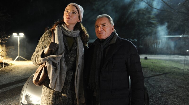 Dr. Winter (Fritz Wepper) und Tochter Alexandra (Sophie Wepper) in ihrem letzten Fall, bei dem es um den Mord an einem aufstrebenden Brauereibesitzer geht. – Bild: ARD Degeto/​Kerstin Stelter