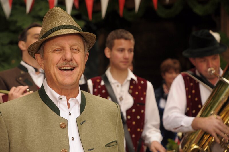 Schattenhofer (Werner Rom) freut sich, als er endlich Bamberger entdeckt. – Bild: BR/​Jo Bischoff