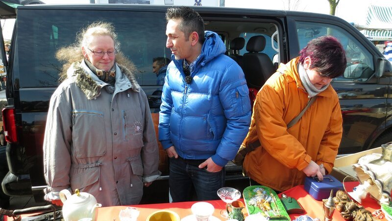 Trödelprofi Mauro Corradino mit Leonie (li.) und Esther auf dem Flohmarkt – Bild: RTL II