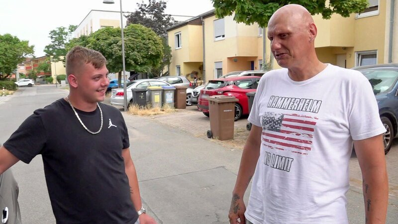 Der Apfel fällt nicht weit vom Stamm: Das gilt auch für Elvis und seinen Sohn Martin. Der ist ein echter Autofreak und hat zum Stolz seines alten Herrn die Führerscheinprüfung mit Bravour bestanden. Nun muss nur noch das passende Gefährt für Martin gefunden werden. – Bild: RTL Zwei