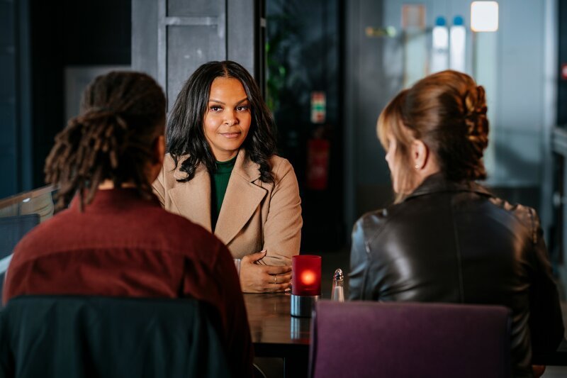 Fergus’ Mutter Paula (Samantha Mumba, M.) kehrt überraschend nach Dublin zurück; Fergus (Rohan Nedd, l.) ist skeptisch; Harry (Jane Seymour, r.) versucht zu vermitteln. – Bild: Szymon Lazewski/​AcornTV /​ ZDF