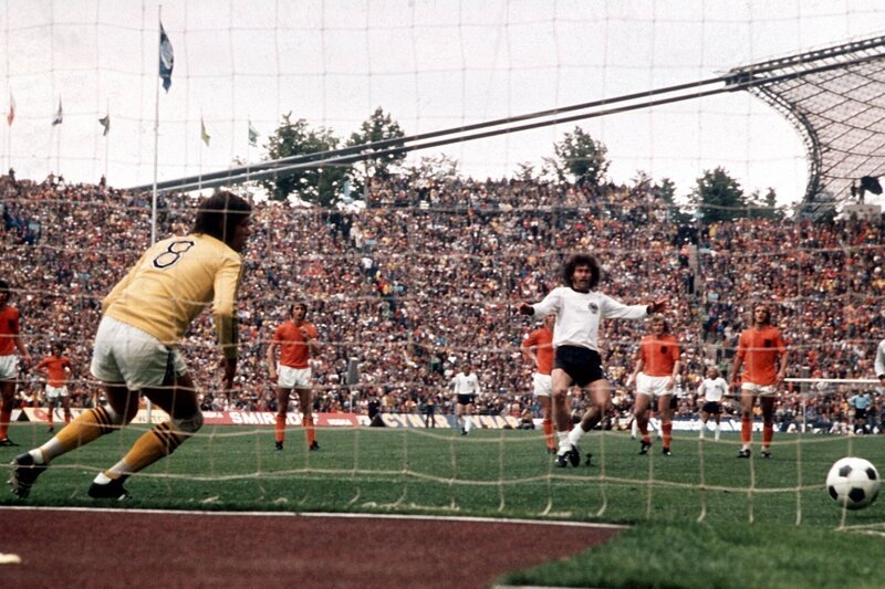 Im WM-Finale 1974 trafen mit Deutschland und den Niederlanden die beiden besten Mannschaften ihrer Zeit aufeinander. Der verwandelte Strafstoß von Paul Breitner war vorentscheidend für den 2:1-Sieg der Deutschen. – Bild: imago/​WEREK