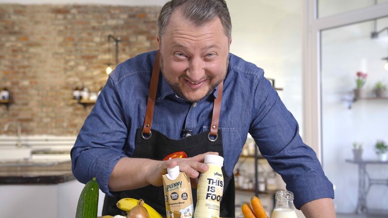 Vollwertige Mahlzeiten aus der Flasche? Wie das funktioniert, zeigt Produktentwickler Sebastian Lege. – Bild: ZDF/​Alina Pröckl