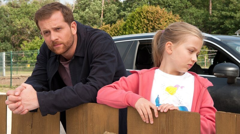 Paul (Christoph Schechinger) will Emma (Martha Haberland) nicht drängen. – Bild: ARD Degeto/​Britta Krehl