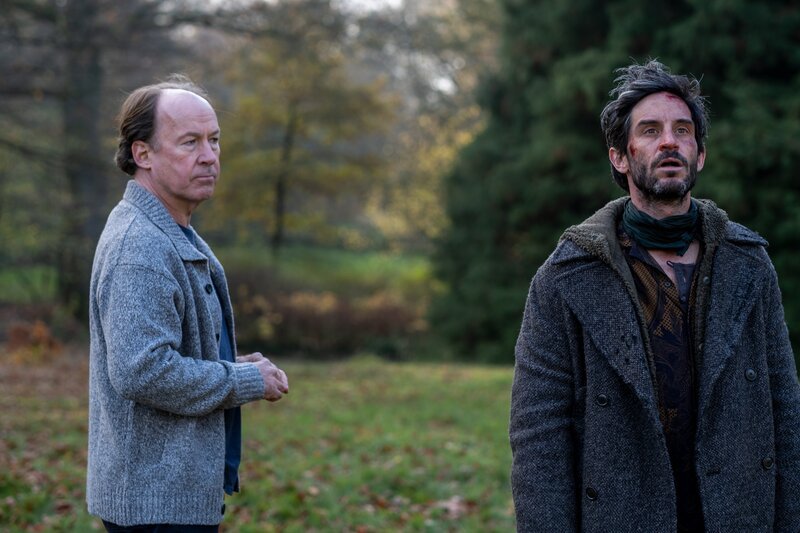 Remy Luger (Christoph Bach, r.) taucht im Garten von Jakob Stiller (Ulrich Noethen, l.) auf. – Bild: Manju Sawhney /​ ZDF