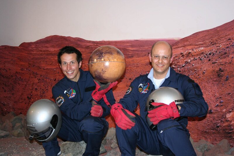 Willi (links) und der Marsexperte Jörg Fischer von der europäischen Weltraumagentur ESA im Landesmuseum für Technik und Arbeit in Mannheim. – Bild: BR/​megaherz gmbh