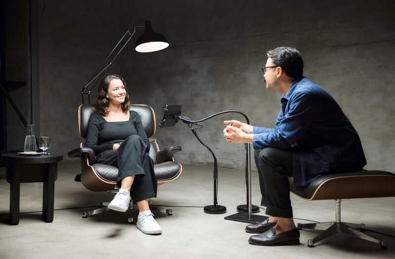 ARD-MEDIATHEK – ARD WISSEN: ICH WERDE VON EINER KI THERAPIERT, „Künstliche Intelligenz und Psychotherapie“, ab 09.12.2025 bis 09.12.2030 in der ARD-MEDIATHEK Amica steht vor einer schweren persönlichen Krise. In einem Experiment testet sie: Ist KI eine für sie eine sinnvolle Alternative zum menschlichen Therapeut? © MDR/​Johanna Wittig, honorarfrei – Verwendung gemäß der AGB im engen inhaltlichen, redaktionellen Zusammenhang mit genannter MDR-Sendung bei Nennung „Bild: MDR/​Johanna Wittig“ (S2+). MDR/​HA Kommunikation, 04360 Leipzig, Tel: (0341) 300 6477 oder – 6463 – Bild: MDR/​Johanna Wittig