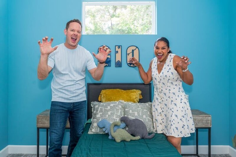 Brian and Mika Kleinschmidt pose in Gio Regazzoni’s new bedroom, as seen on 100 Day Dream Home, Season 6. – Bild: Warner Bros. Discovery, Inc. or its subsidiaries and affiliates. All rights reserved.