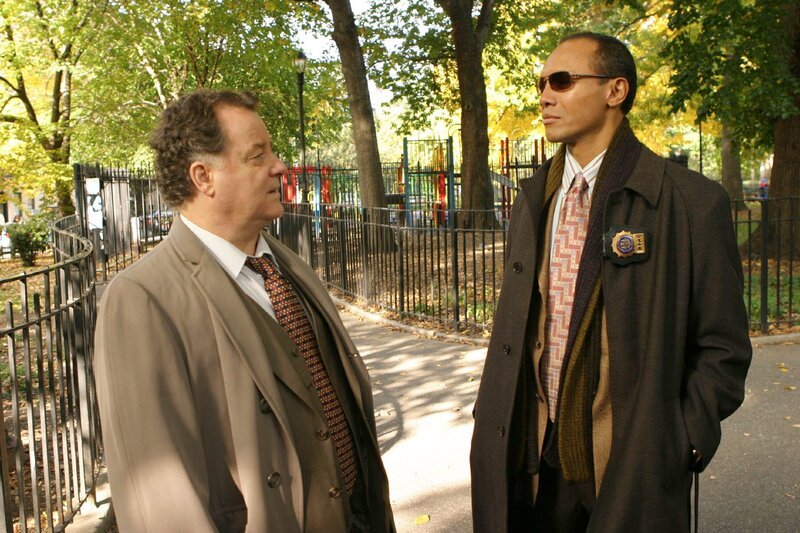 (l-r) David Vadim als Det. Saunders, Paul Calderon als Det. Burdette – Bild: TVNOW