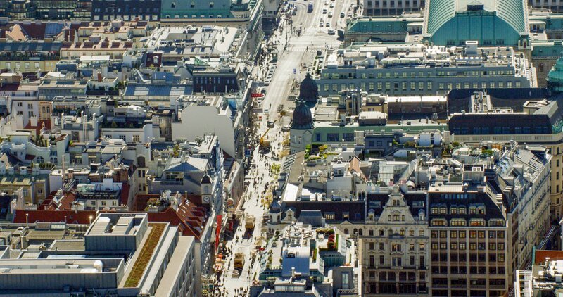 Wiener Kärntnerstraße von oben. – Bild: ORF /​ RIHA Film