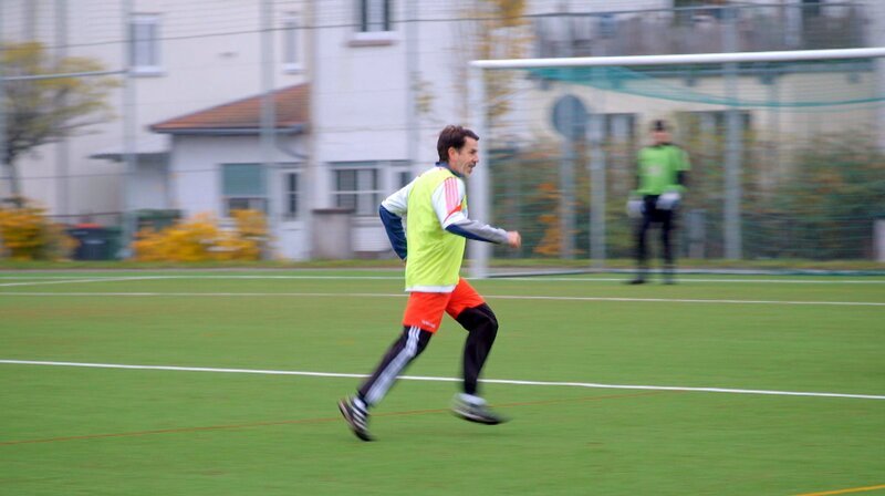 Ausgleich muss sein: Matthias Willenbacher ist Mitglied in der Mainzer Hobby-Fußballmannschaft FC Ente Bagdad. Beim „Multikulti-Verein“, wie er oft genannt wird, stehen der Spaß am Sport und das gesellschaftliche Engagement im Vordergrund. – Bild: SWR