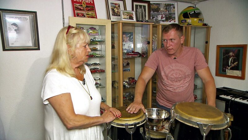 Magdalena hat über die Jahre allerlei Trödel von ihrer verstorbenen Tante und dem verstorbenen Lebensgefährten gehortet. Um die finanzielle Lage zu erleichtern, hilft Trödelprofi Otto der Familie die Sachen gewinnbringend zu verkaufen. – Bild: RTL Zwei