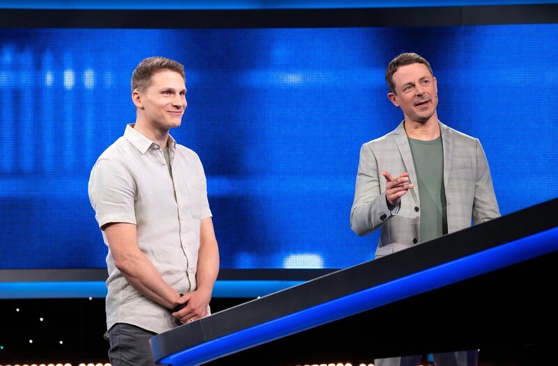 Moderator Alexander Bommes (r.) mit dem Kandidaten Erik Sparn-Wolf (l.). – Bild: ARD/​Markus Hertrich