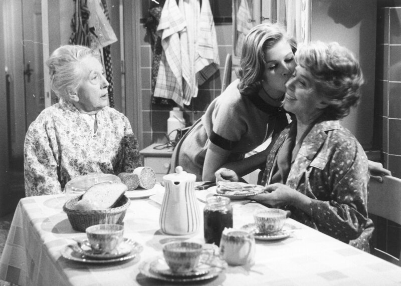 L-R: Oma Köpcke (Agnes Windeck),  Lore Scholz (Helga Anders),  Käthe Scholz (Inge Meysel) – Bild: Heimatkanal (DE)