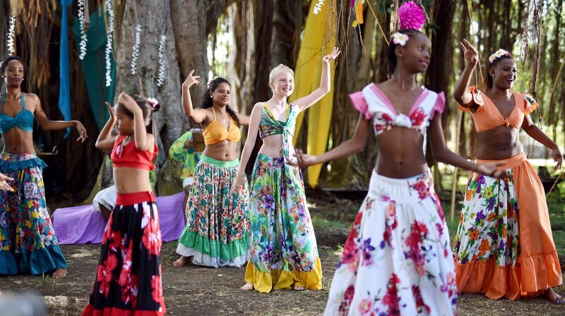 Daniels Tochter Isabelle (Sarah Warth) führt ihrem Vater und Filipa einen Tanz vor.; ARD Degeto DIE INSELÄRZTIN – NOTFALL IM PARADIES, am Samstag (19.10.24) um 15:30 Uhr im ERSTEN. – Bild: ARD Degeto/​Tivoli Film/​Alexander Schumann