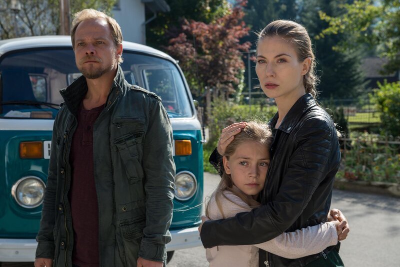 Micha Oberländer (Matthias Koeberlin), Noemi Rademann (Nara Knöpfle), Hannah Zeiler (Nora Waldstätten). – Bild: Rowboat Film- and TV- production GmbH