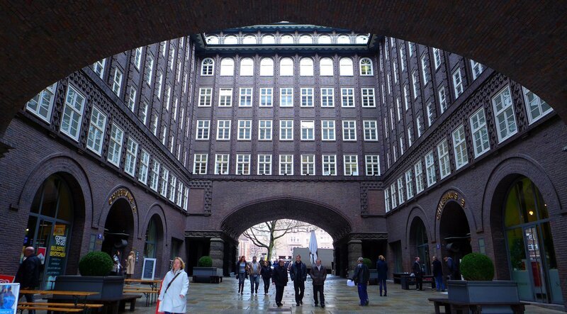 Der Innenhof vom Chilehaus in Hamburg. – Bild: BR/​SWR/​Martin Thomas