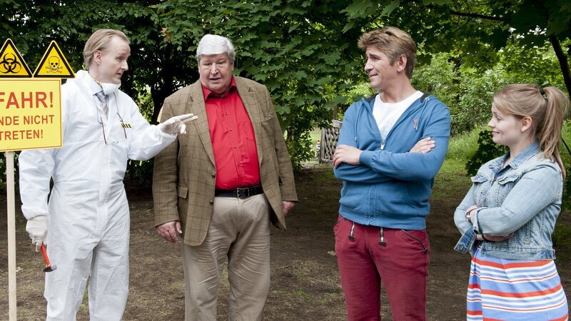 Fritz Fuchs (Guido Hammesfahr) und seine Kusine Charlie (Géraldine Raths) haben Ordnungsamtmann Kluthe (Holger Handtke, li.) und Nachbar Paschulke (Helmut Krauss) einiges zu erzählen. – Bild: ZDF/​Antje Dittmann
