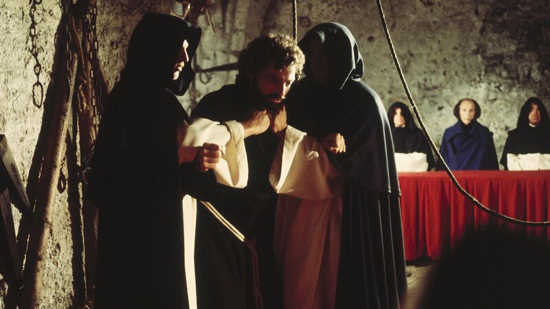 Medardus (Dieter Laser) findet sich inmitten einer Verschwörung wieder. – Bild: ZDF, BR und BetaFilm