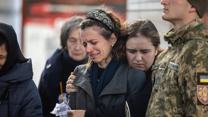 Putins Krieg bringt Tod, Elend und Zerstörung in die überfallene Ukraine. – Bild: ZDF und Oleksandr Khomenko