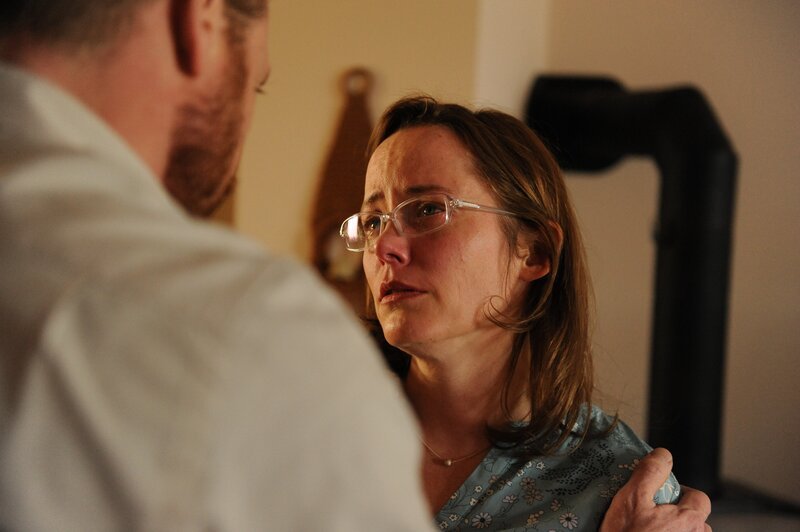 Sandra Schlitter (Silke Bodenbender, r.) findet Trost in ihrem Glauben an Gott. Ihr Mann Reinhard (Johann von Bülow, l.) fängt langsam an zu zweifeln. – Bild: ZDF/​Kerstin Stelter