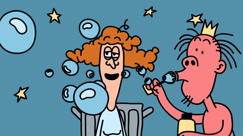 Der Schweinemann bläst Seifenblasen, damit Frau Olsen glaubt, sie befinde sich in einem Traum. – Bild: NDR/​ DR & Nice Ninja & Lowe Haak