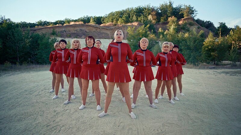 Inmitten des eskalierenden Ukrainekriegs wird das Cheerleading-Team ‚ÄûNice Ladies‘Äú, bestehend aus Frauen uÃàber 50, auf eine harte Probe gestellt. Sveta flieht mit ihrer Familie in die Niederlande, waÃàhrend Valia und Nadia in Charkiw bleiben. Der Film zeigt, wie der Krieg alles durchdringt, aber der Sport und ihre Freundschaft ein unzertrennliches Band bleiben.Inmitten des eskalierenden Ukrainekriegs wird das Cheerleading-Team ‚ÄûNice Ladies‘Äú, bestehend aus Frauen uÃàber 50, auf eine harte Probe gestellt. Sveta flieht mit ihrer Familie in die Niederlande, waÃàhrend Valia und Nadia in Charkiw bleiben. Der Film zeigt, wie der Krieg alles durchdringt, aber der Sport und ihre Freundschaft ein unzertrennliches Band bleiben. – Bild: MDR/Dutch Mountain Film Inmitten des eskalierenden Ukrainekriegs wird das Cheerleading-Team ‚ÄûNice Ladies‘Äú, bestehend aus Frauen uÃàber 50, auf eine harte Probe gestellt. Sveta flieht mit ihrer Familie in die Niederlande, waÃàhrend Valia und Nadia in Charkiw bleiben. Der Film zeigt, wie der Krieg alles durchdringt, aber der Sport und ihre Freundschaft ein unzertrennliches Band bleiben.Inmitten des eskalierenden Ukrainekriegs wird das Cheerleading-Team ‚ÄûNice Ladies‘Äú, bestehend aus Frauen uÃàber 50, auf eine harte Probe gestellt. Sveta flieht mit ihrer Familie in die Niederlande, waÃàhrend Valia und Nadia in Charkiw bleiben. Der Film zeigt, wie der Krieg alles durchdringt, aber der Sport und ihre Freundschaft ein unzertrennliches Band bleiben. – Bild: MDR/Dutch Mountain Film