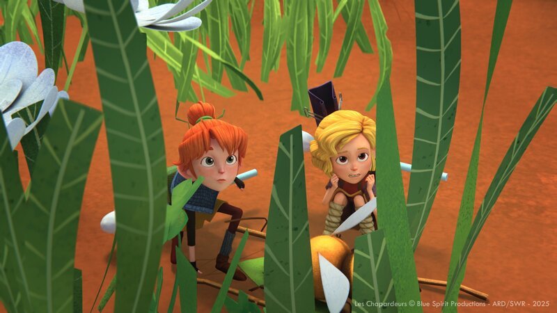 Arrietty und Yuna haben eine völlig entkräftete Biene entdeckt. – Bild: SWR/​Blue Spirit Productions