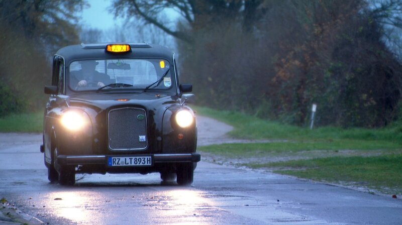 Mit einem Londoner Taxi ins English theatre. – Bild: NDR
