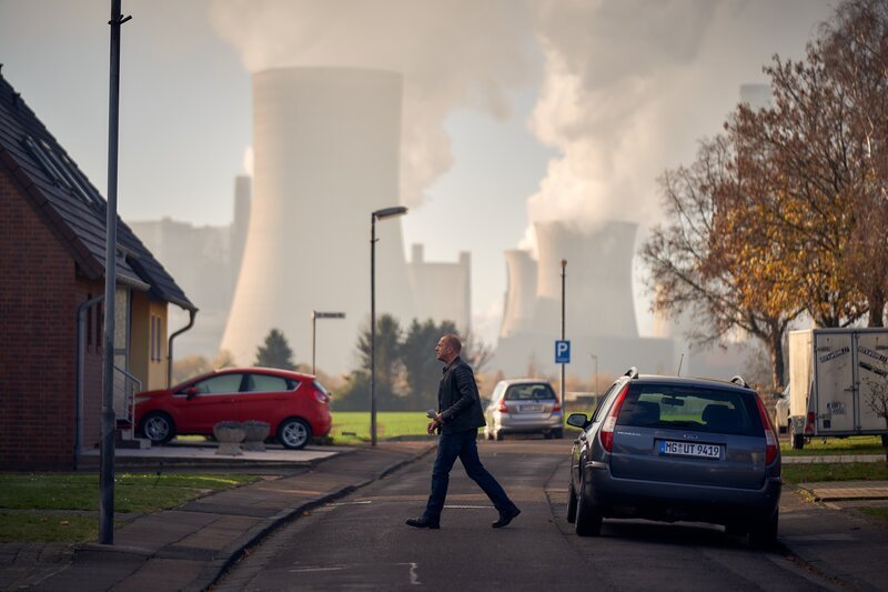 Ingo Thiel (Heino Ferch) hat eine neue Spur, die zum Täter führen könnte. – Bild: Frank Dicks /​ ZDF