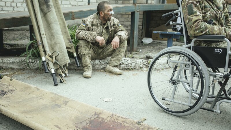 Ukrainische Verwundete – der Kampf gegen den russischen Aggressor ist zu einem Abnutzungskrieg geworden. – Bild: ZDF und Florian Bachmeier