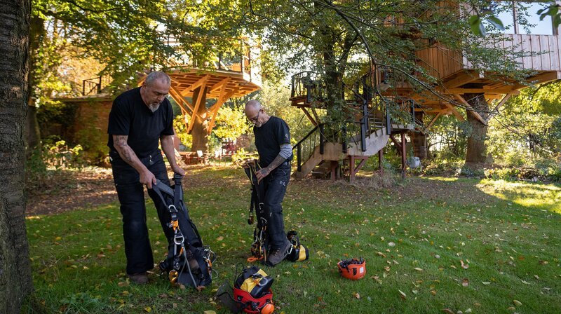 Hans Maassen und Holger Danz bereiten sich für die Arbeit vor. – Bild: Patrick Stijfhals Hans Maassen und Holger Danz bereiten sich für die Arbeit vor. – Bild: Patrick Stijfhals