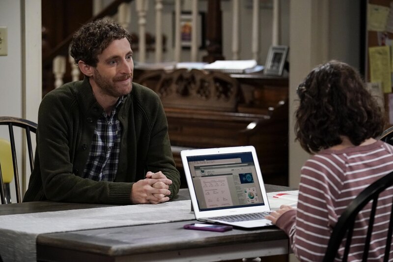 Drew Dunbar (Thomas Middleditch, l.); Maddie (Izzy G, r.) – Bild: Warner Bros Entertainment Inc.