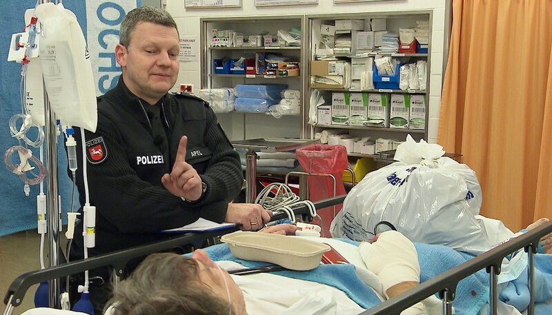 Zeugenbefragung im Krankenhaus, direkt nach dem Unfall: Kai-Oliver Apel will wissen, warum der Autofahrer in den Lkw gerast ist. Weitere Fotos erhalten Sie auf Anfrage. – Bild: NDR/​Kamera Zwei/​Stefan Radüg