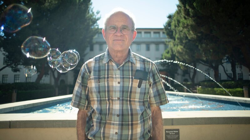 Physiker Paul Bellan vom California Institute of Technology ist Spezialist für Plasma, also dem vierten Aggregatszustand von Materie u.a. in Sternen. – Bild: BBC/​Andrew Fleming