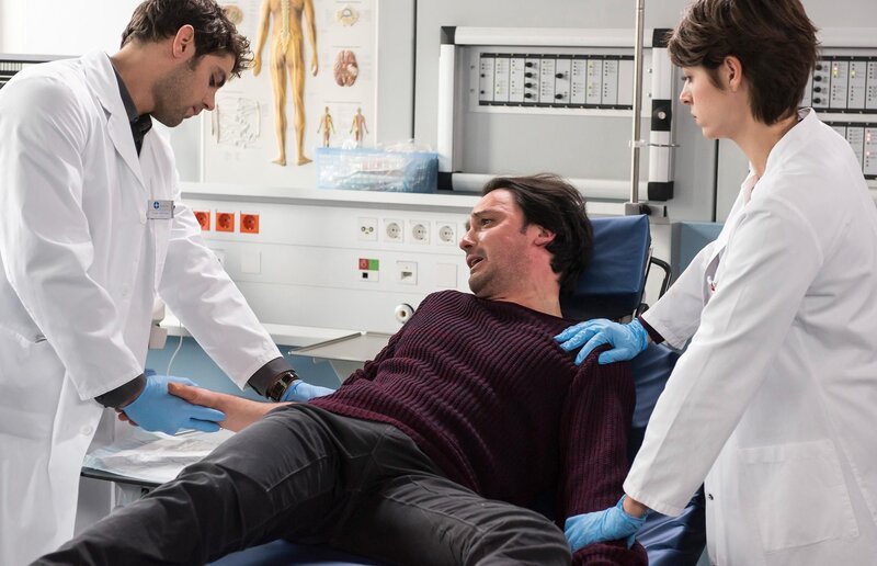 (v.l.n.r.) Dr. Niklas Ahrend (Roy Peter Link); Kai Hoffmann (Sascha Göpel); Dr. Theresa Koshka (Katharina Nesytowa) – Bild: Jens-Ulrich Koch