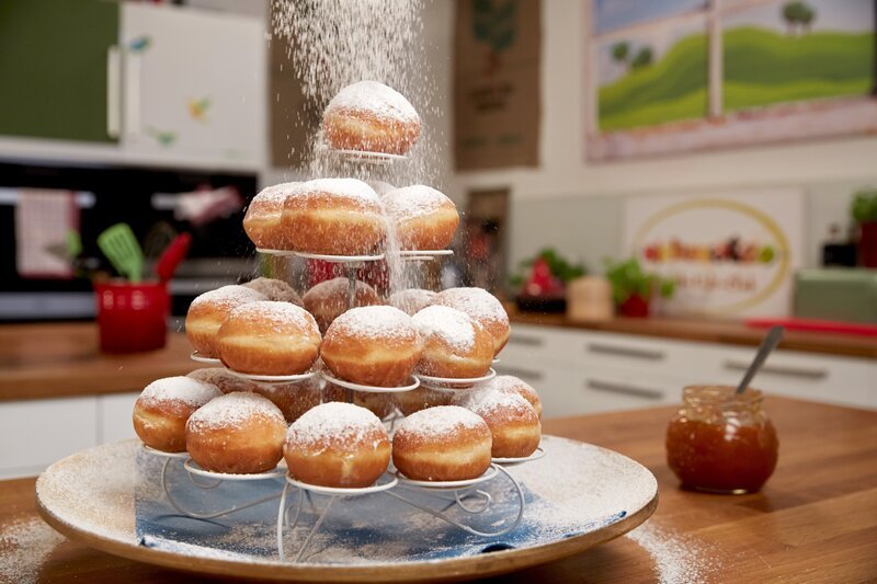 Krapfen mit Marillenmarmelade und Vanillefüllung. – Bild: ORF 1