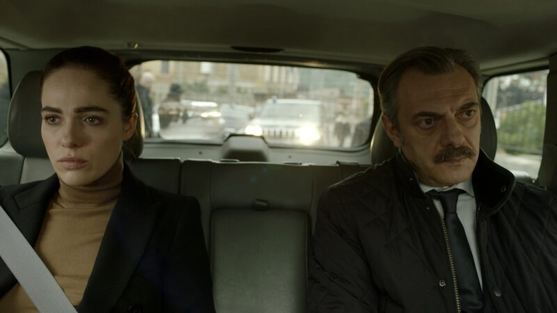 Carla Orlando und Silvio Bertone fahren an der Beerdigungsgesellschaft des Russo Clans vorbei. – Bild: Frank Dicks /​ ZDF