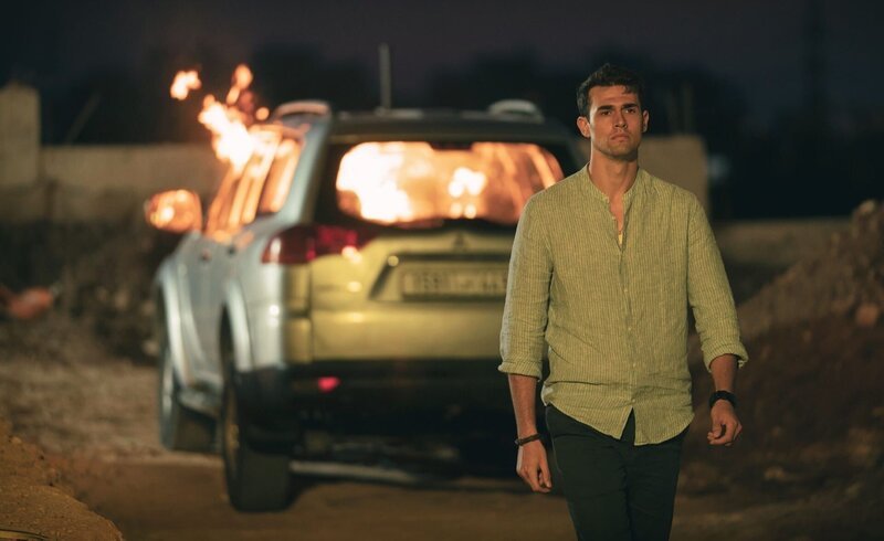 Sam Kader (Oscar Salem) hat die Basis verlassen, seine Verfolger abgehängt und sein Auto in Brand gesetzt. – Bild: ZDF und WORLD PRODUCTIONS LTD.