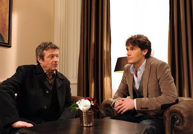 Kommissar Meyser (Christoph Krix, l.) verhört Moritz (Daniel Fünffrock, r.). – Bild: ARD/​Ann Paur