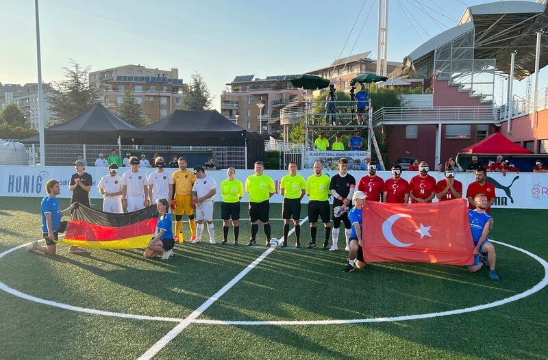 Ali Can Pektas (3.v.l.) bei einem Spiel der Deutschen Nationalmannschaft im Blindenfußball gegen die Auswahl der Türkei. Alis großer Traum ist es mit der Nationalmannschaft an den Paralympics teilzunehmen. – Bild: HR/​Tobias Weiler