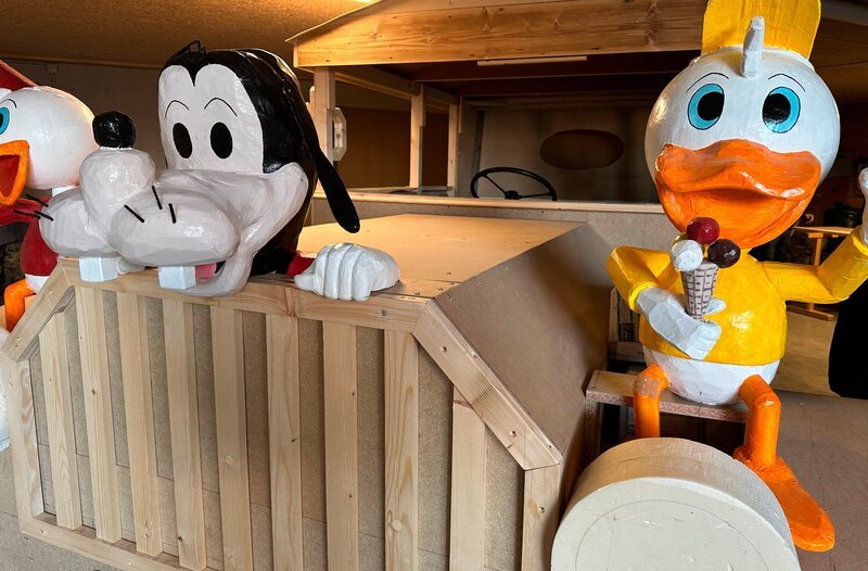 Bauarbeiten am Wagen mit dem Thema „Mickey und seine Freunde“. Weiteres Bildmaterial finden Sie unter www.br-foto.de. – Bild: BR/​Leonhard Schwarz